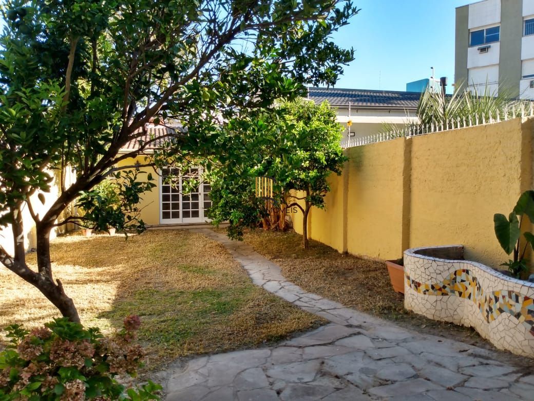 Casa ampla com pátio no Bairro Cristal, com 4 quartos