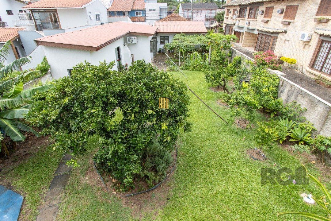 Casa térrea, 3 quartos, edícula, com 2 suites, pátio - Bairro Guarujá
