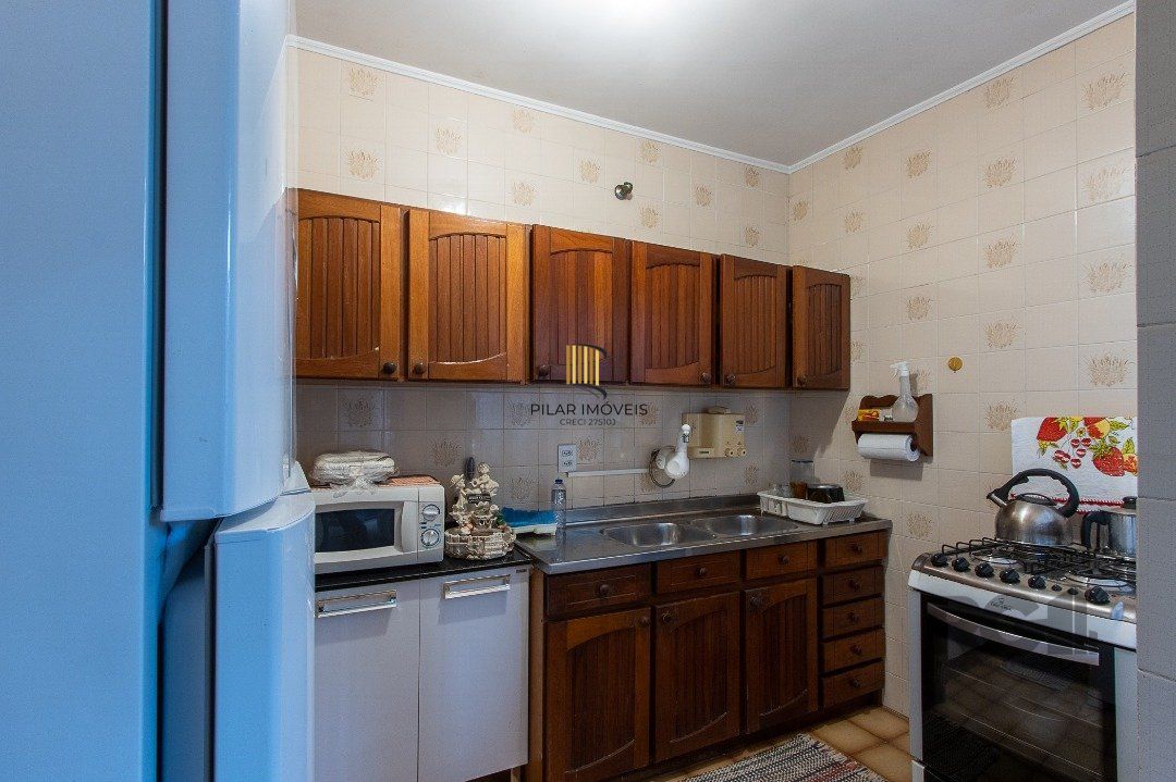 Casa térrea, 2 quartos, 2 vagas, edicula com 1 quarto e um banheiro - Bairro Tristeza