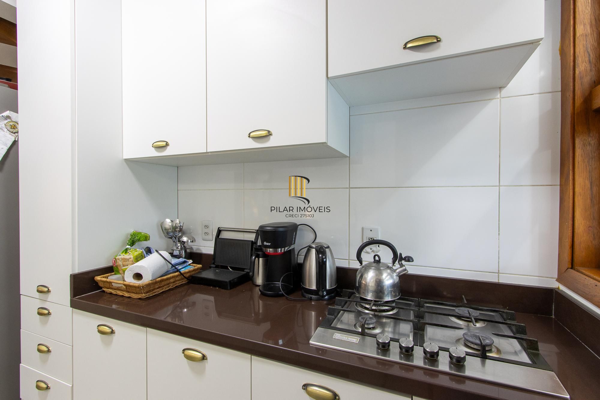 Casa de condomínio, 3 quartos, 1 suíte, piscina e 2 vagas de garagem;