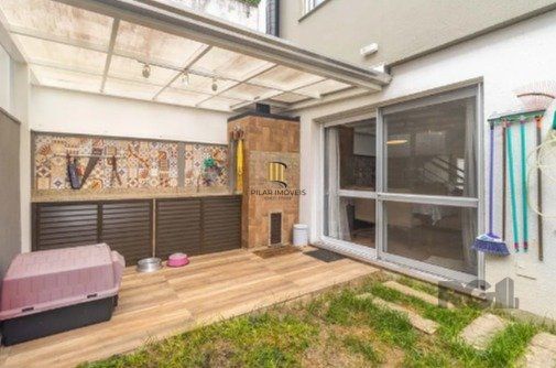Casa impecável e mobiliada, com 3 niveis, possui 3 dormitórios sendo 1 suíte, 4 banheiros