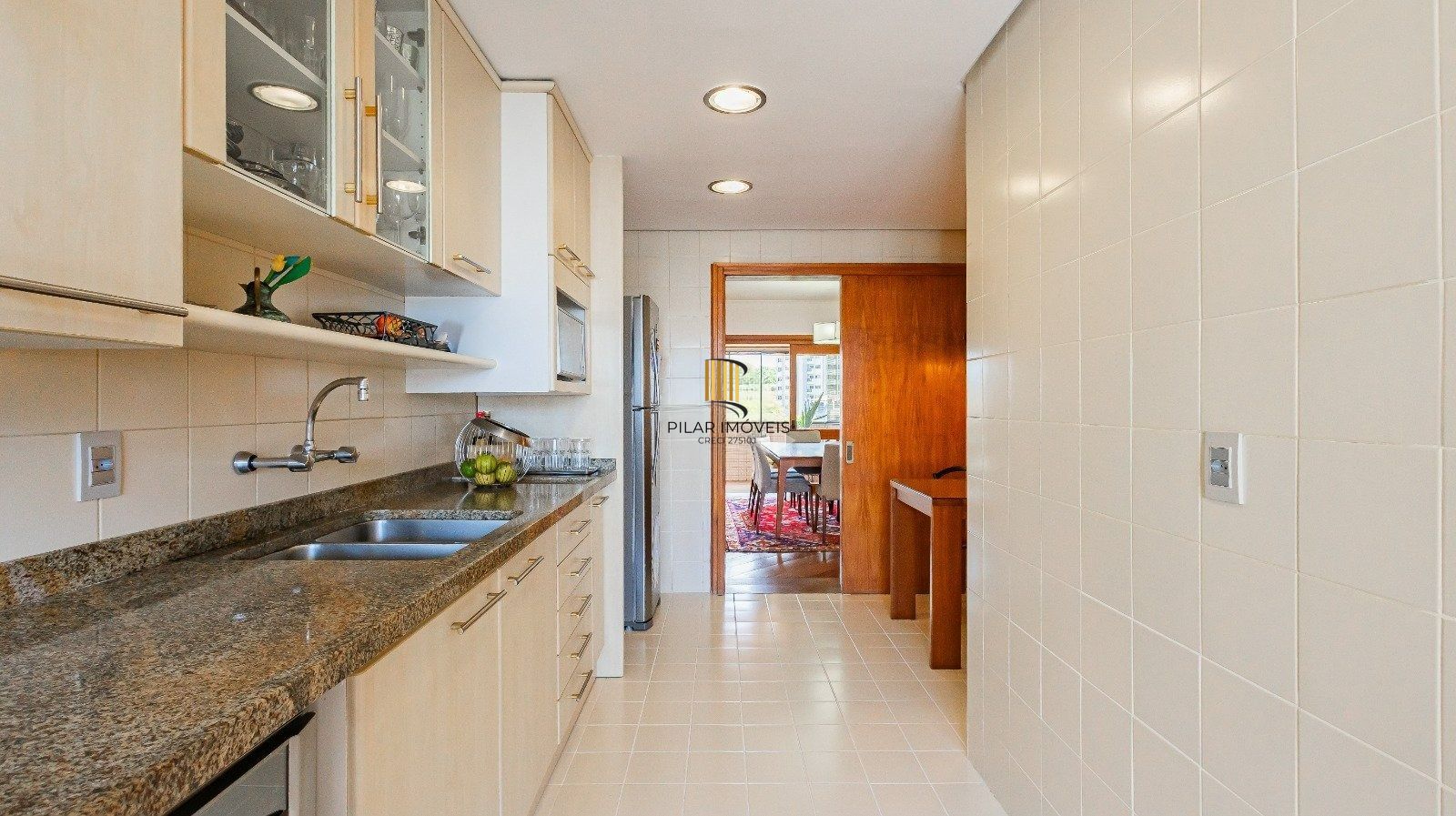 Apartamento com três quartos e três vagas, no bairro Bela Vista