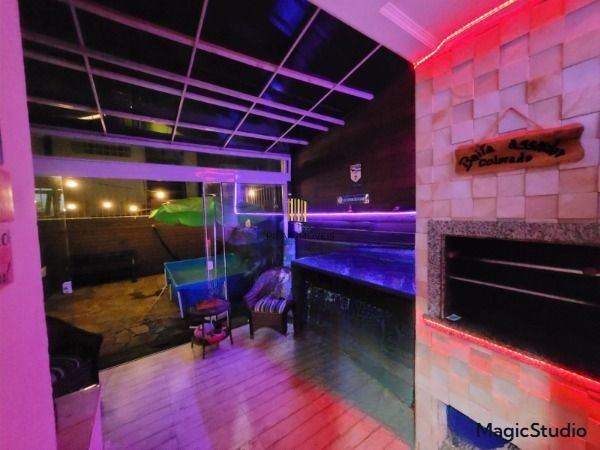 A casa possui 78m² de área construída, com um adicional de 20m²
