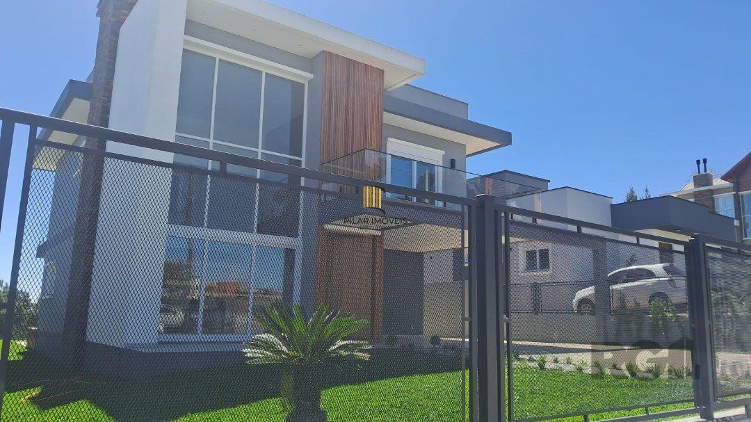 Linda Casa Ampla com 3 Suítes Construída Recentemente em Condomínio no Bairro Nobre de Gramado