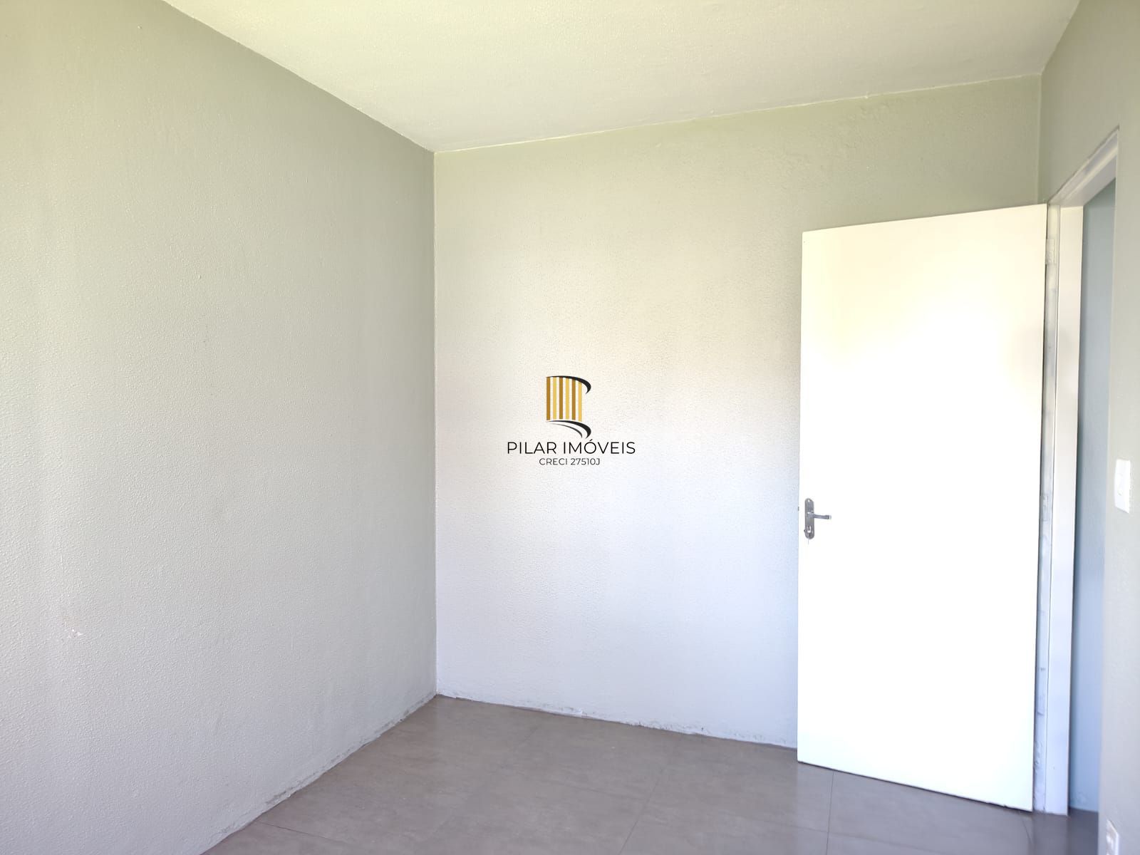 Apartamento de 2 dormitórios, living, cozinha, área de serviço e banheiro social.