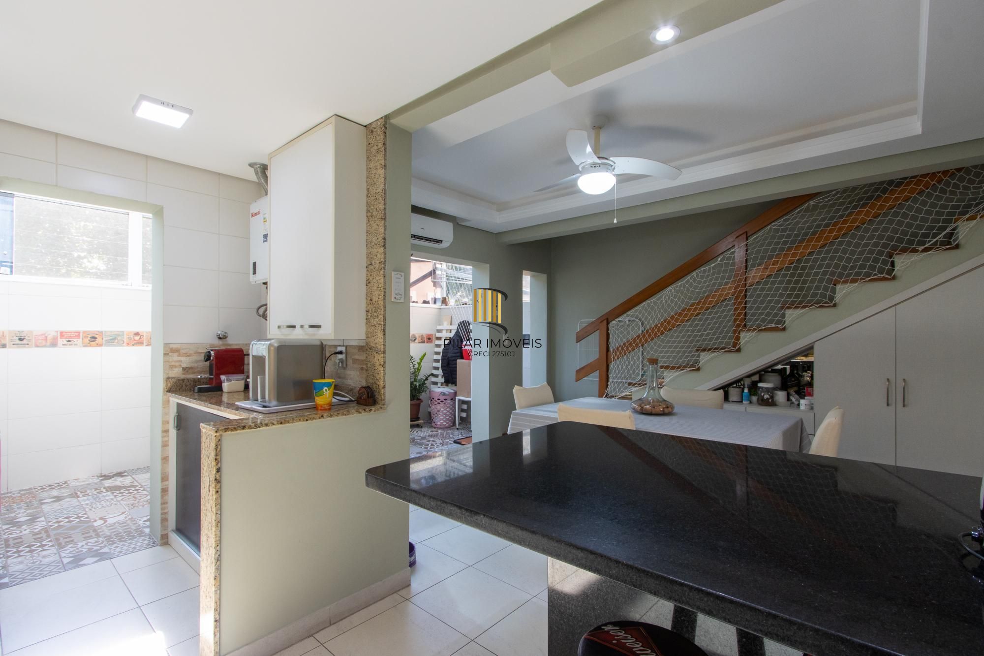 Casa em condomínio, com 3 quartos, com suíte, 2 vagas cobertas, churrasqueira, no Bairro Nonoai.