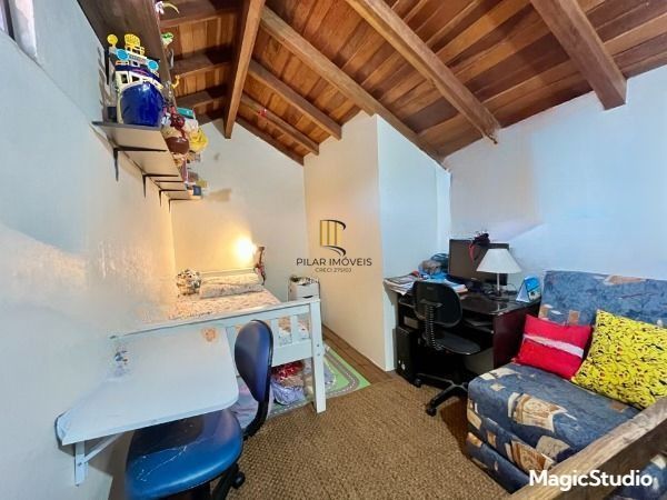 A casa possui 78m² de área construída, com um adicional de 20m²