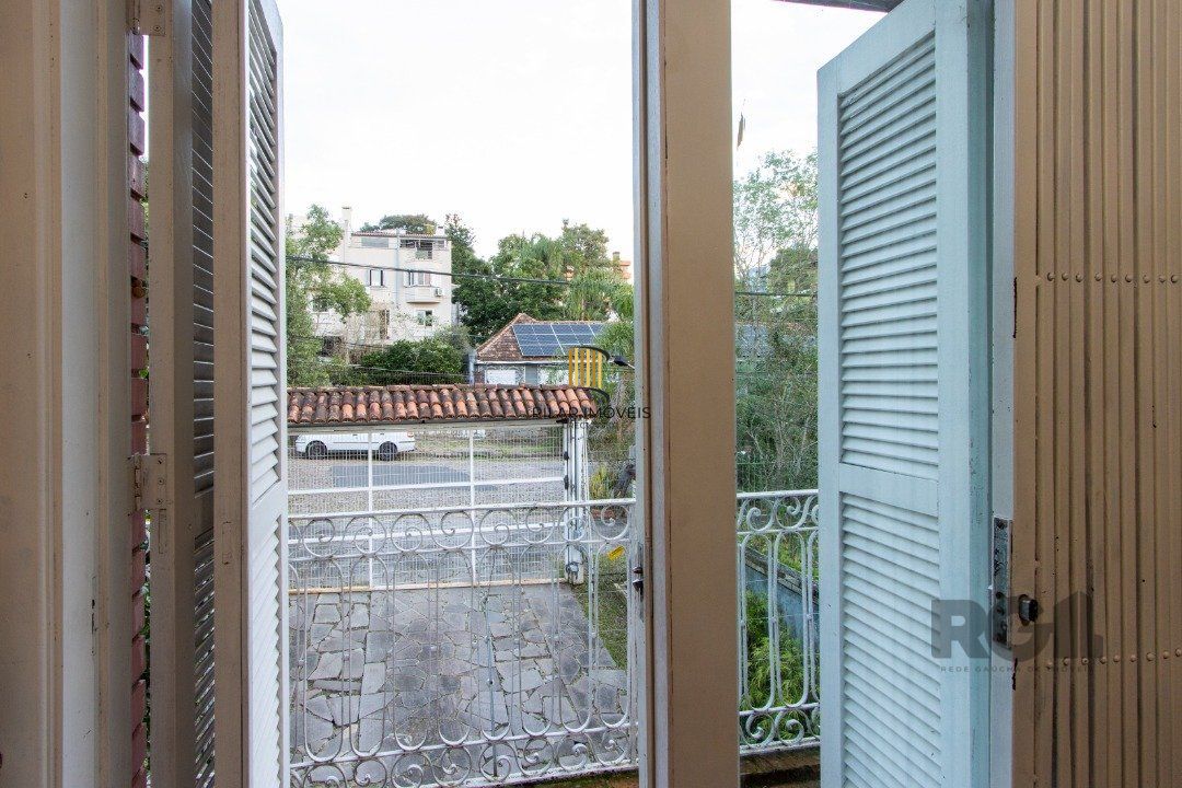 Casa no bairro Cristal, Possui 4 dormitórios, sendo 1suíte, closet e banheira de hidromassagem, com possibilidade de um podendo 1 dormitórios extra.
