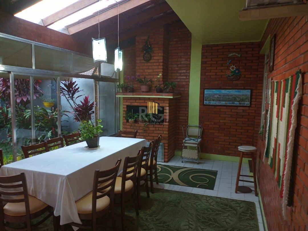 Casa para Venda - 220m², 3 dormitórios, sendo 1 suites, 1 vaga - Camaquã