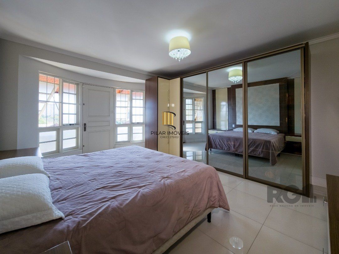 Casa 4 dormitórios no bairro Glória