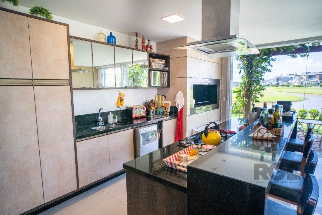 Oportunidade Única! Casa em Condomínio à Beira do Lago com 4 Suítes, sendo uma Térrea e uma Suíte Master Espetacular!
