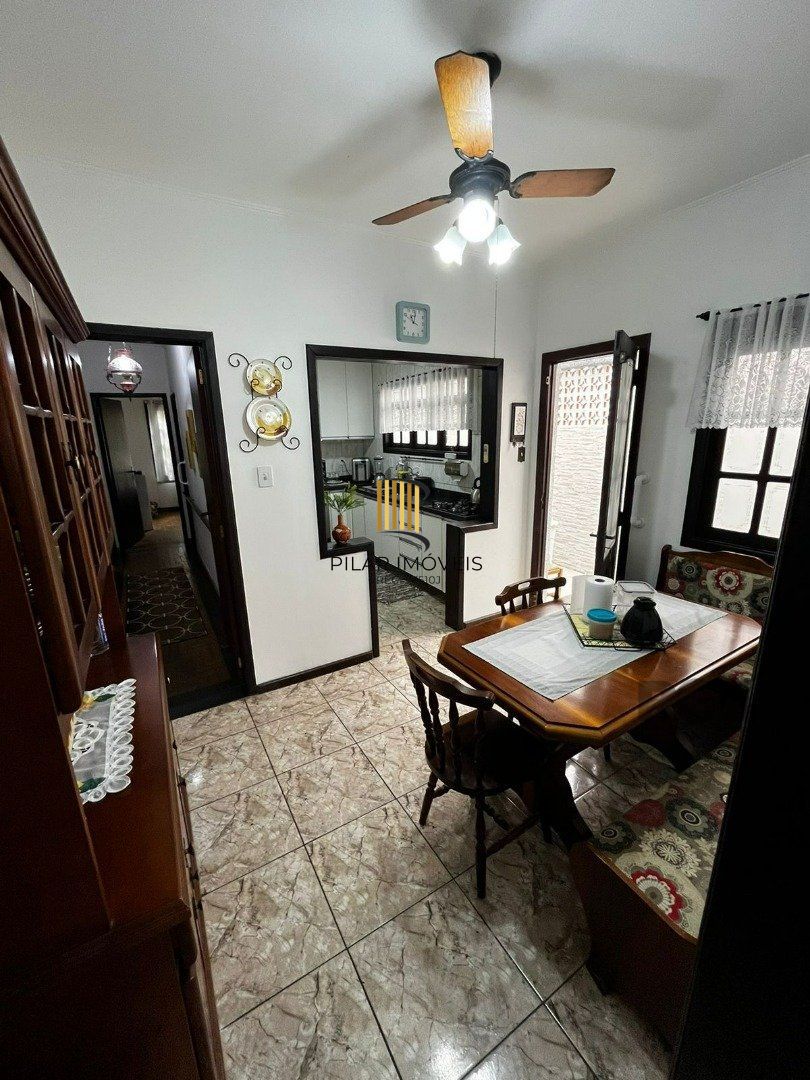 Casa 3 dormitórios no bairro Medianeira