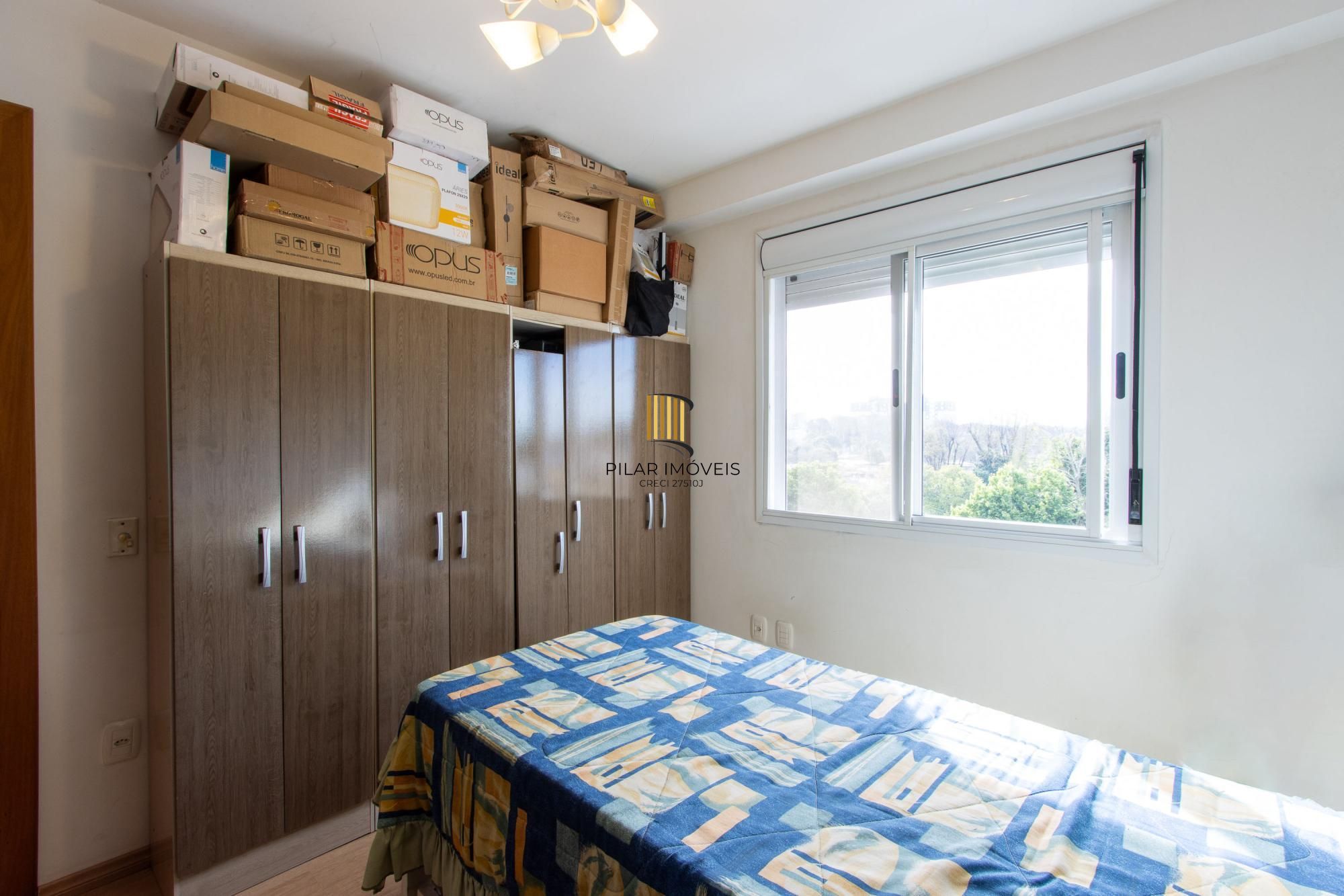 Apartamento de 2 dormitórios, na zona sul de Porto Alegre, semi-mobiliado, churrasqueira e box escriturado.