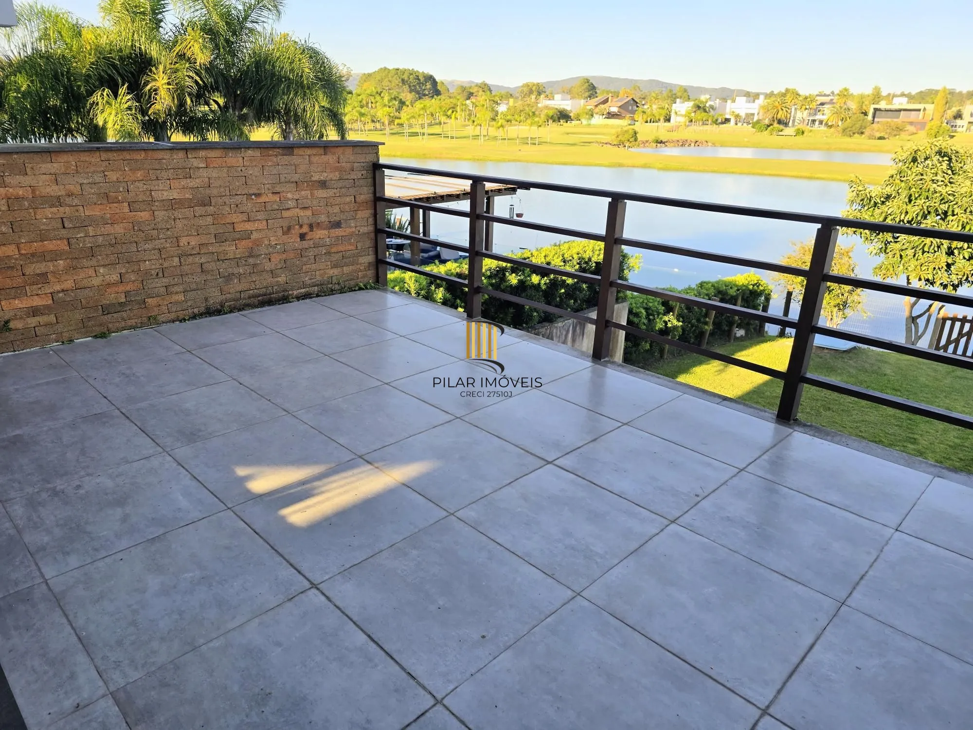 Casa no Condominio Terra Ville.  3 suites, com fundo para o lago.