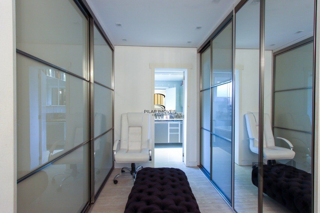 Casa com 327m² de área privativa, oferecendo 3 dormitórios, sendo 3 suítes