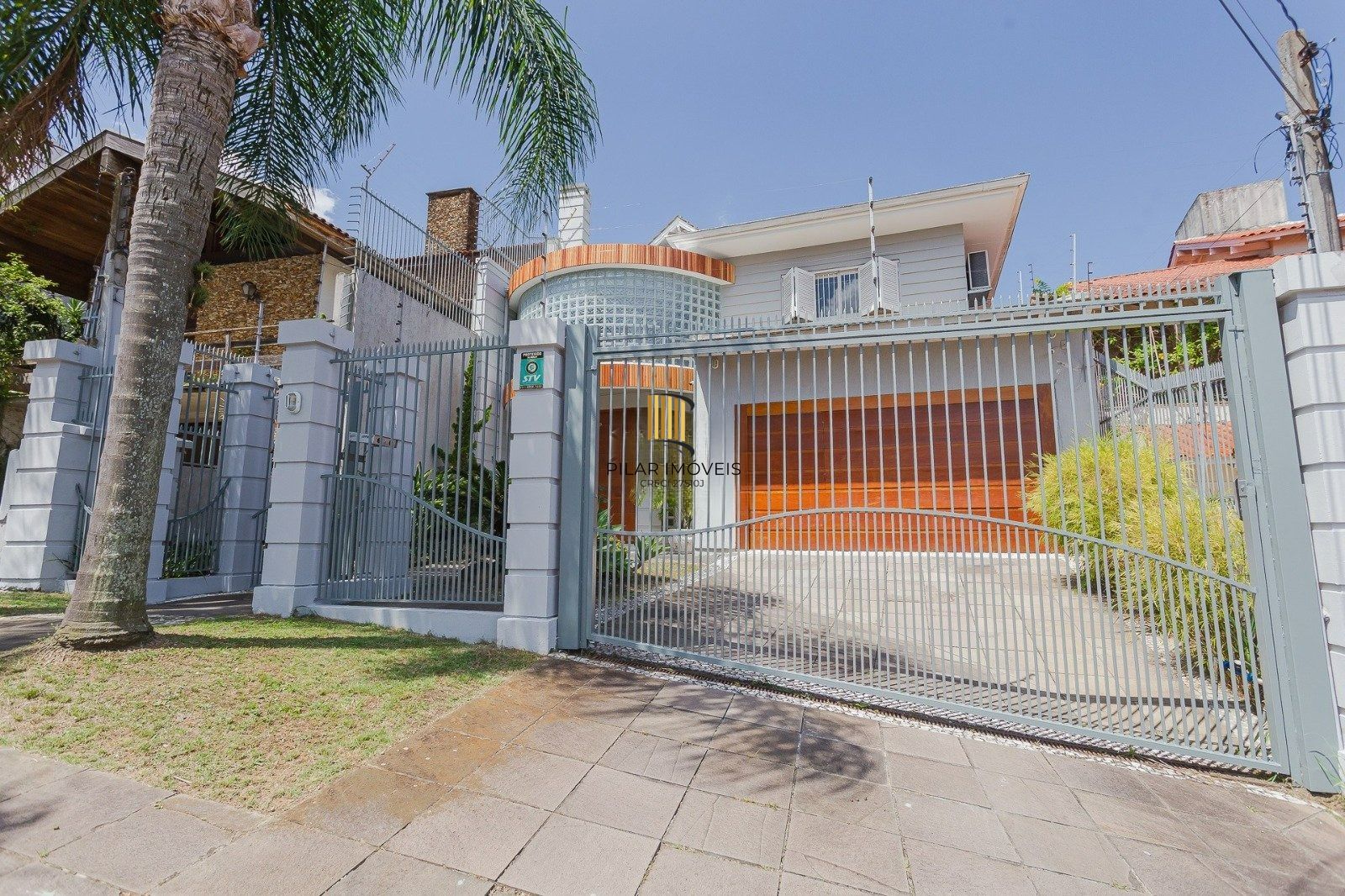 Casa Imponente com 5 Dormitórios (3 Suítes) no Bairro Chácara das Pedras