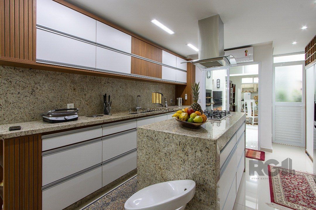 casa possui 3 suítes, 2 com closet