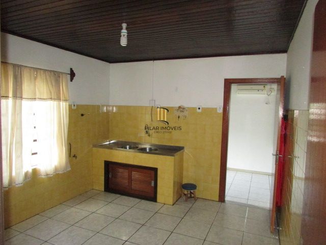 Casa térrea, com 3 dormitórios, 1 suíte, no bairro Nonoai.