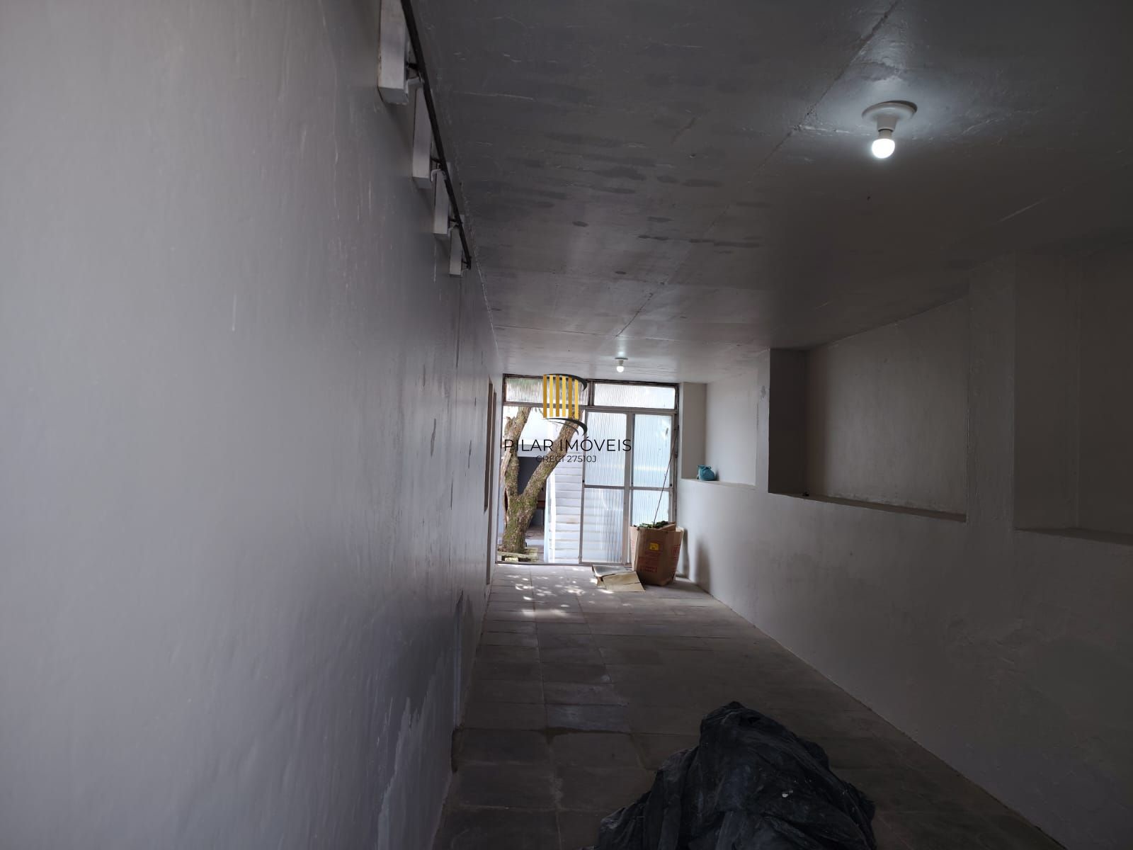 Casa de alvenaria, com 3 quartos, 1 suíte e 3 vagas de garagem.