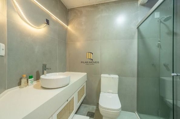 Casa com 3 suítes amplas, além de uma sala generoso com lareira e 2 vagas de garagem.