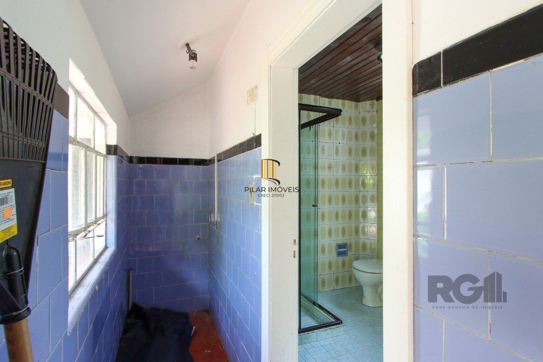 Casa mista com 4 dormitórios, 2 banheiros, 1 lavabo e 3 vagas a uma quadra da Av. Guaíba