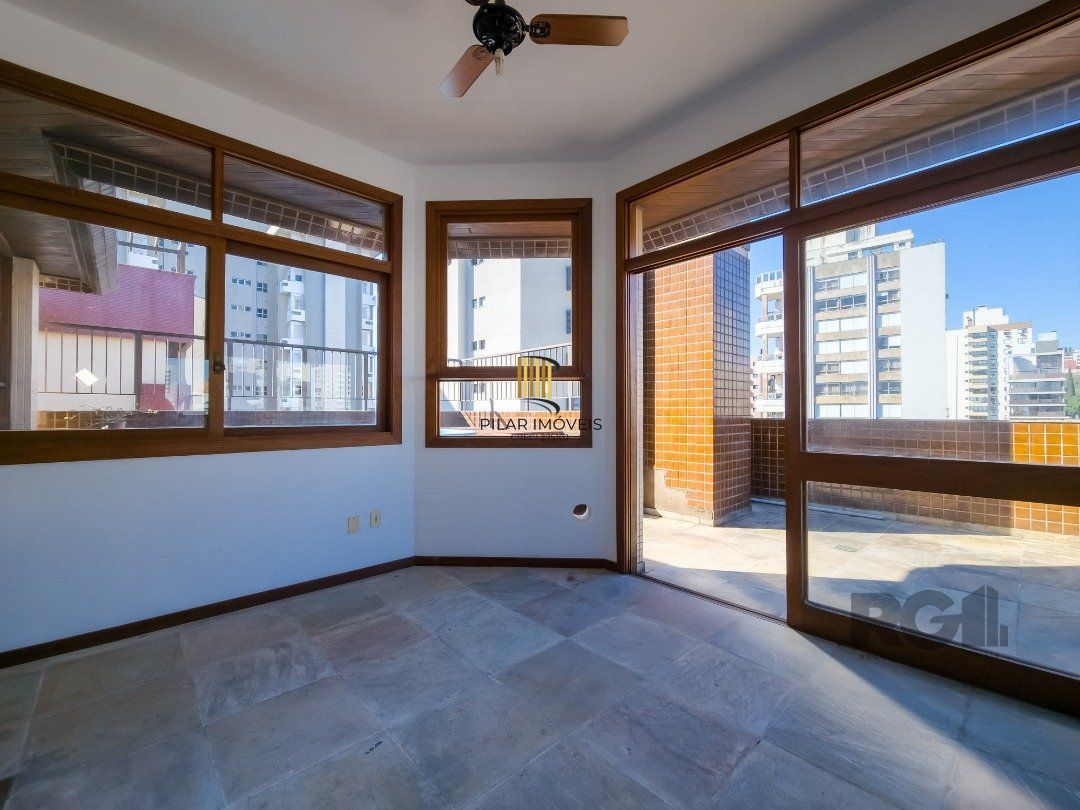 Cobertura com 222m² privativos, 3 quartos, 1 suite, lareira, piscina, 2 vagas no Bairro Rio Branco