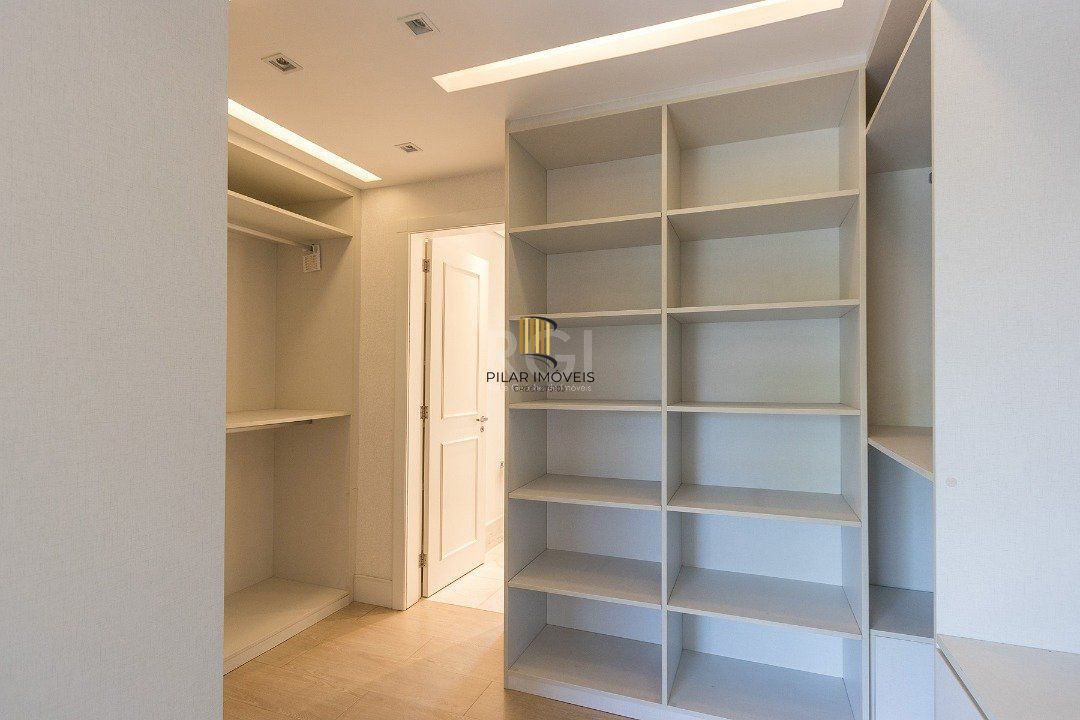 Casa Condominio para Venda - 380m², 3 dormitórios, sendo 3 suites, 4 vagas - Pedra Redonda