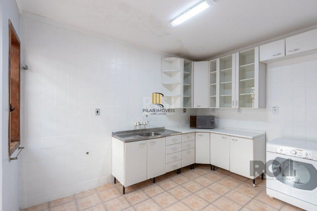 Casa em condomínio com 3 dormitórios, 3 banheiros no bairro Cristal