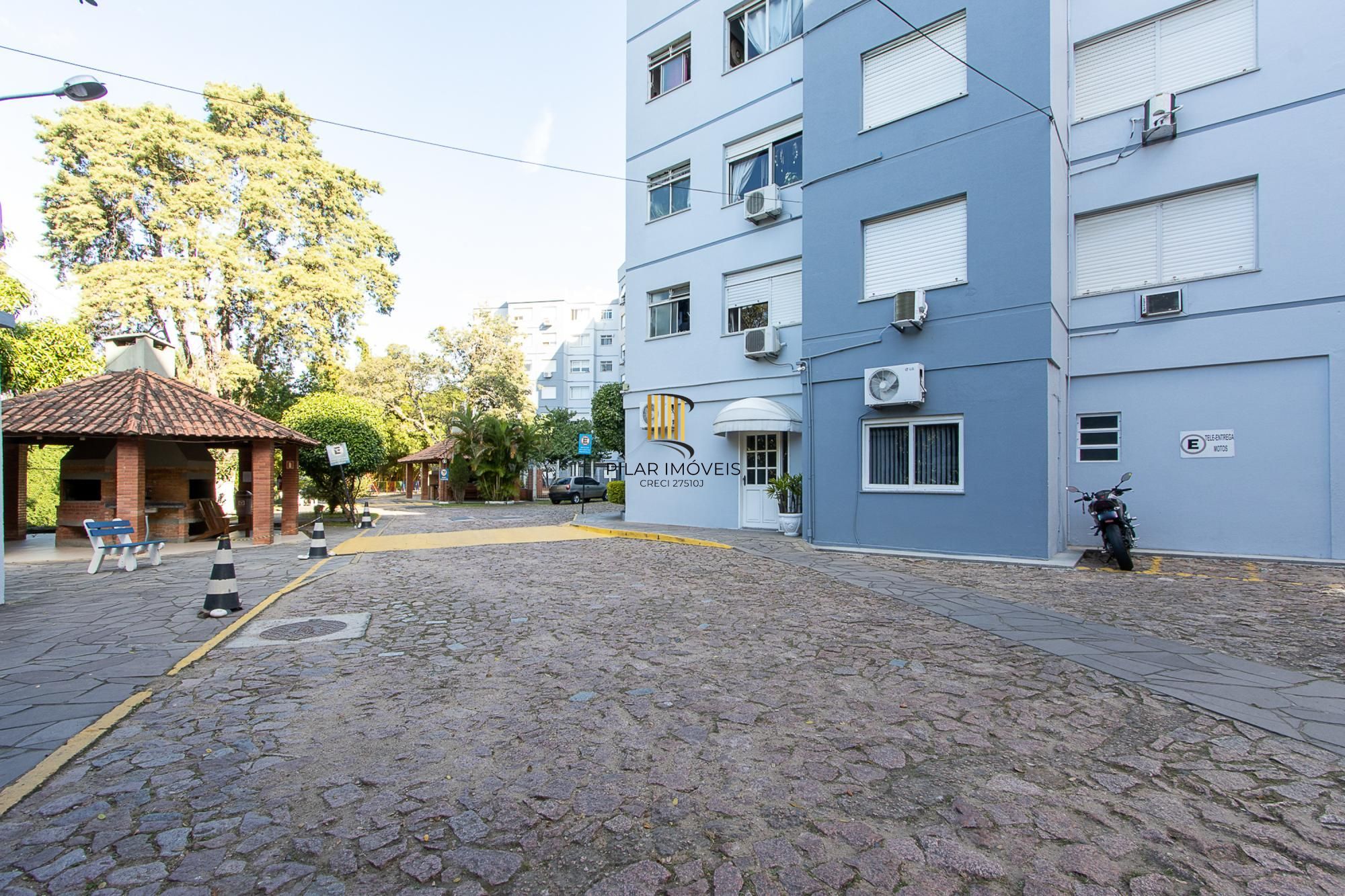 Apartamento de 2 quartos, living, cozinha planejada, área de serviço e 1 vaga.