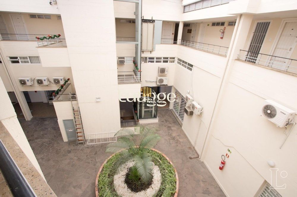 Sala comercial com 22m² de área privativa, frente, piso cerâmico, equipada com lavabo e ar-condicionado split