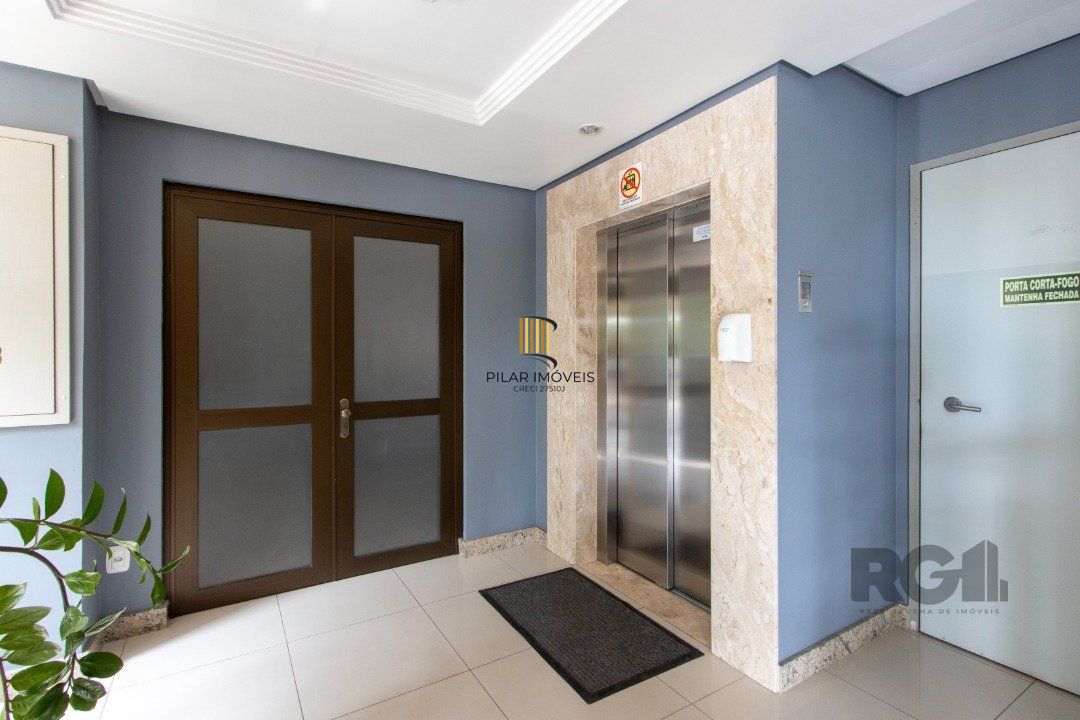 Apartamento possui 3 dormitórios, sendo 1 suíte, semi-mobiliado, com 107,27m² de área privativa, living para 2 ambientes, espaço gourmet com churrasqueira, cozinha com área de serviço; 2 vagas simples de garagem