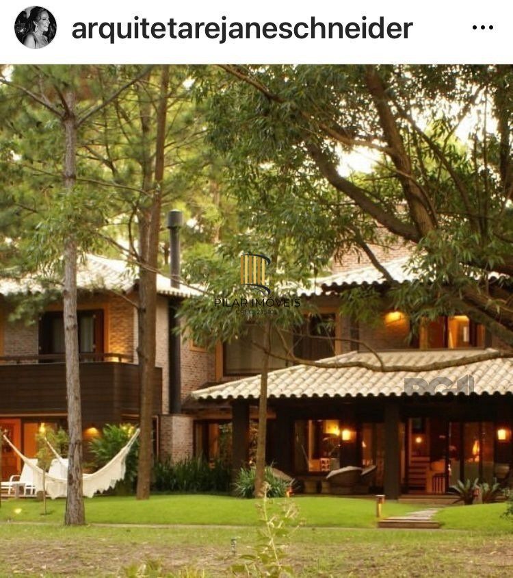 Casa com  griffe, no Condomínio Carmel, no coração do litoral norte, juntinho à Central de Atlântida,  entre bosques e ares de serra.