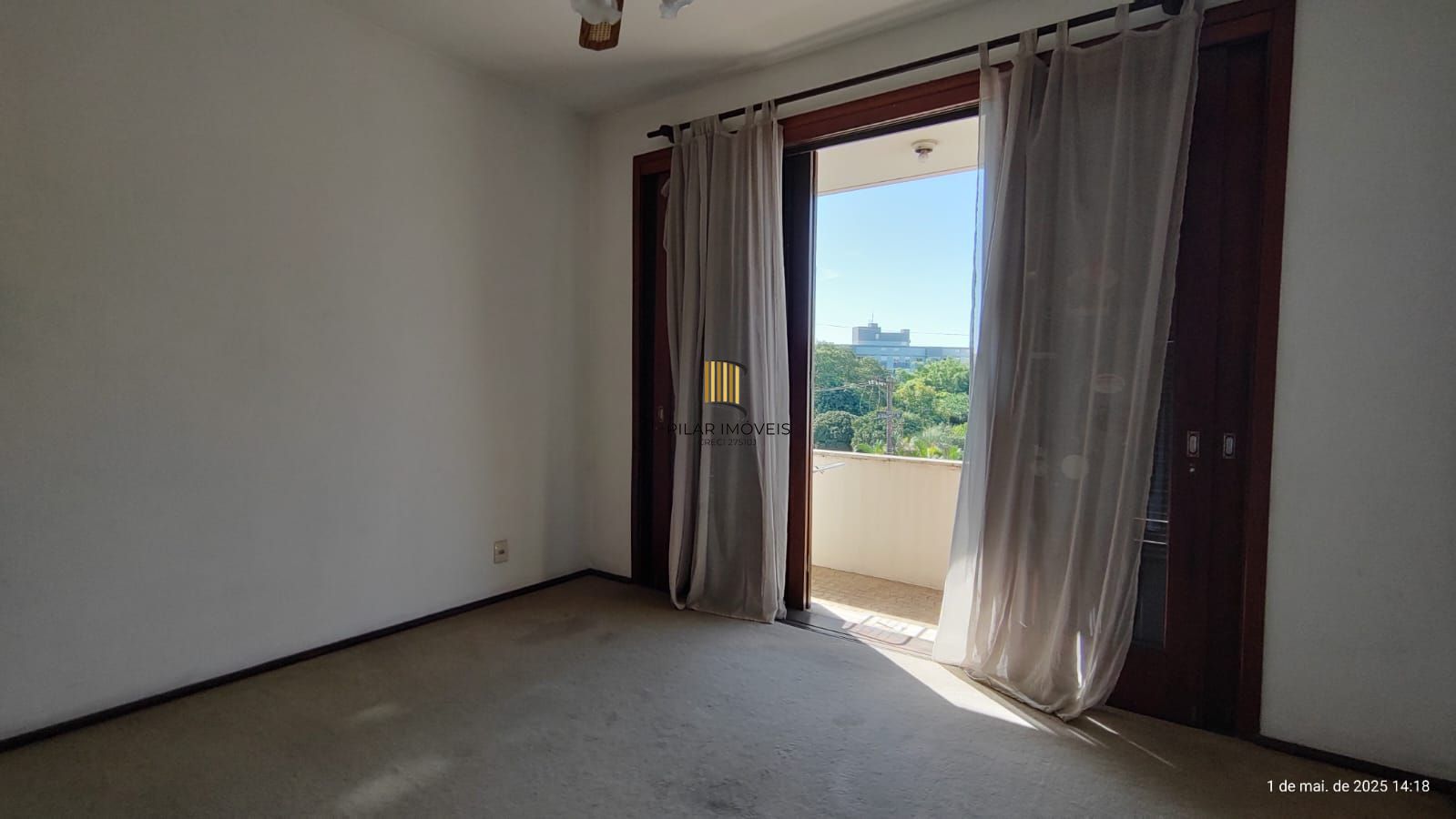 Apartamento de 4 dormitórios, 2 suítes, living amplo e arejado com sacada.