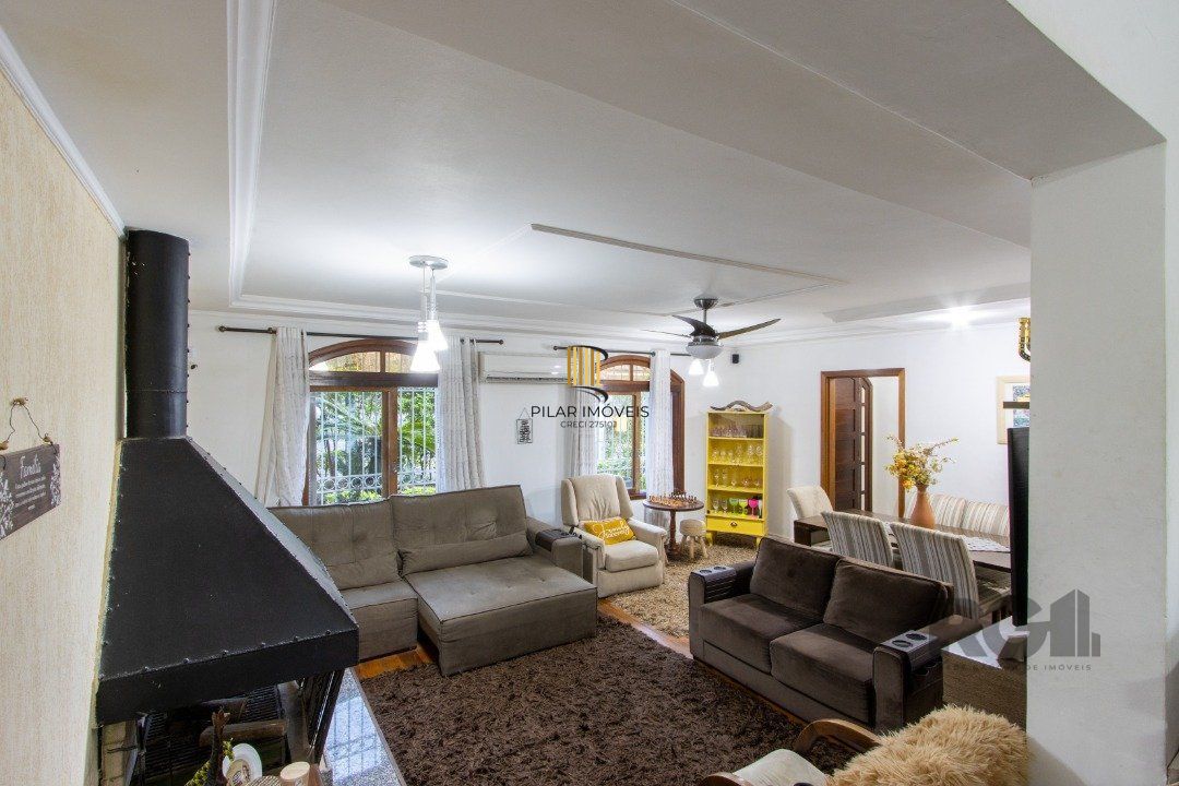 Casa no bairro Cristal, Possui 4 dormitórios, sendo 1suíte, closet e banheira de hidromassagem, com possibilidade de um podendo 1 dormitórios extra.