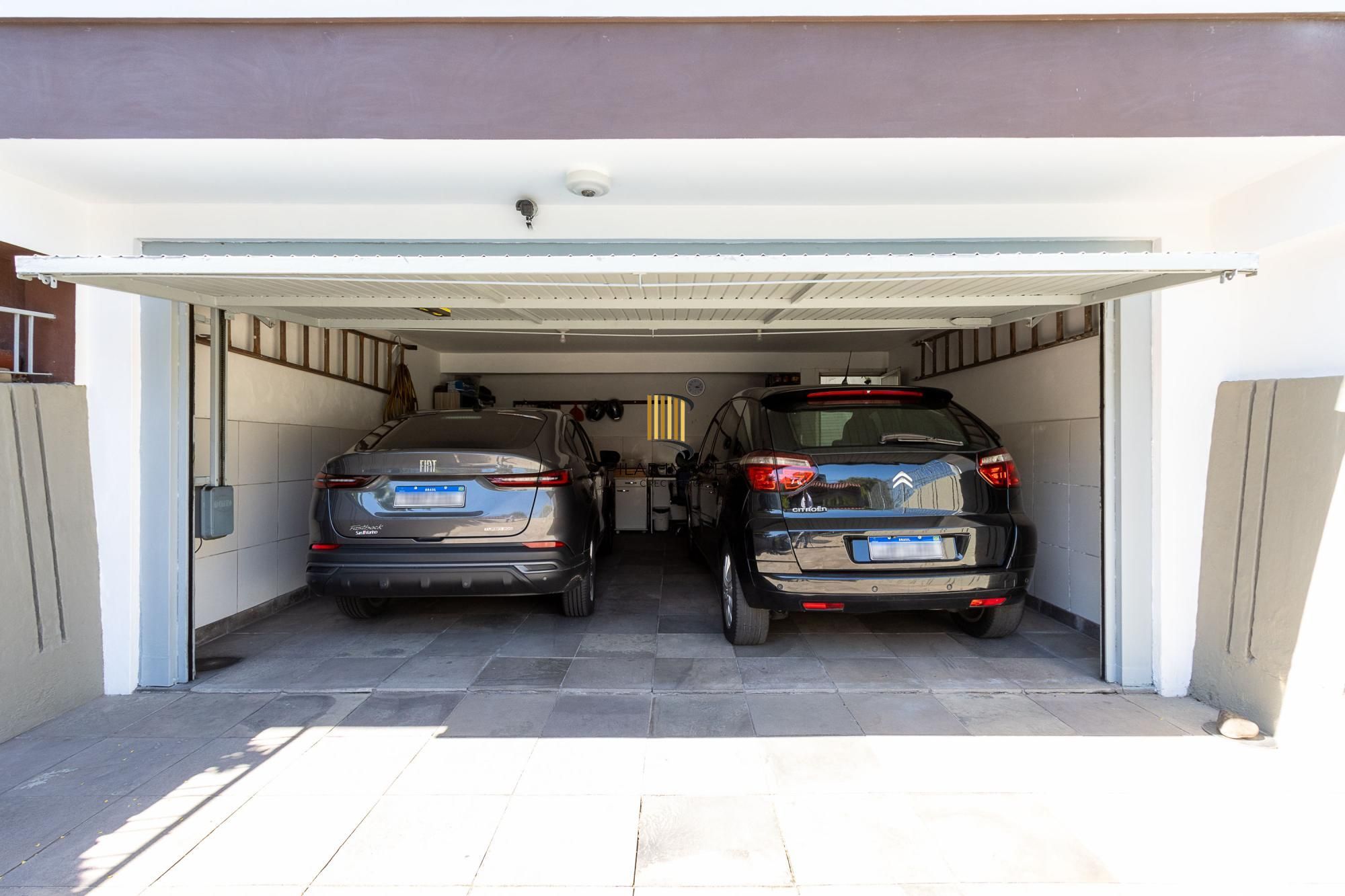 Casa de alvenaria, 4 dormitórios, 2 suítes, bairro Cristal.