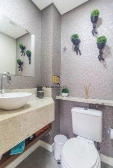 Casa impecável e mobiliada, com 3 niveis, possui 3 dormitórios sendo 1 suíte, 4 banheiros