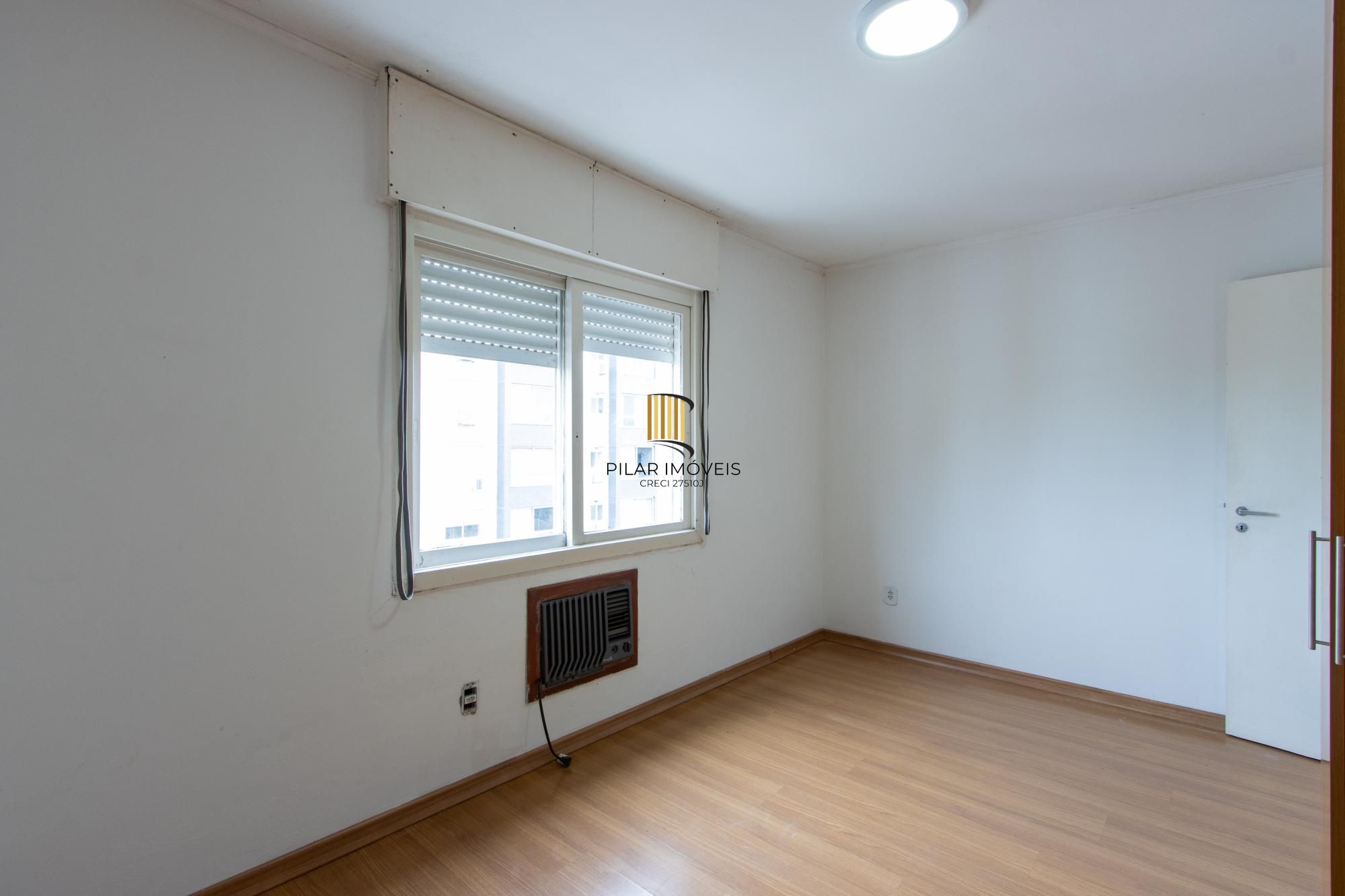 Cobertura com 137m², no Bairro Cristal, de 2 dormitórios, sento uma suíte, ampla sacada, churrasqueira, vista panorâmica, vaga coberta.