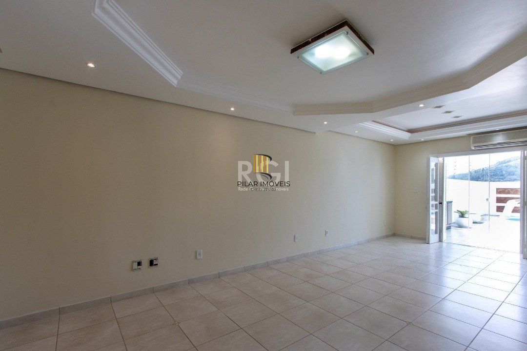 Uma suíte, estar íntimo, living 2 ambientes, lareira, lavabo, cozinha mobiliada,