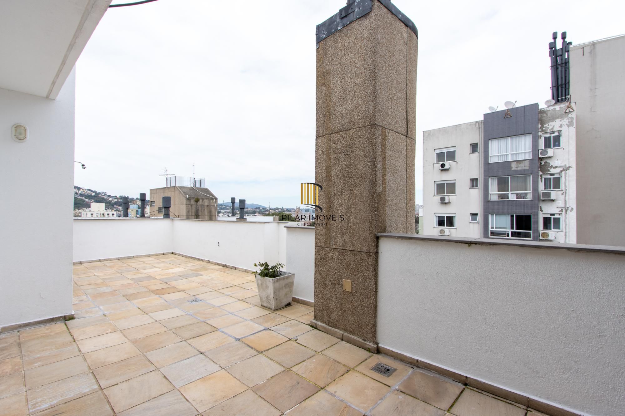 Cobertura com 137m², no Bairro Cristal, de 2 dormitórios, sento uma suíte, ampla sacada, churrasqueira, vista panorâmica, vaga coberta.