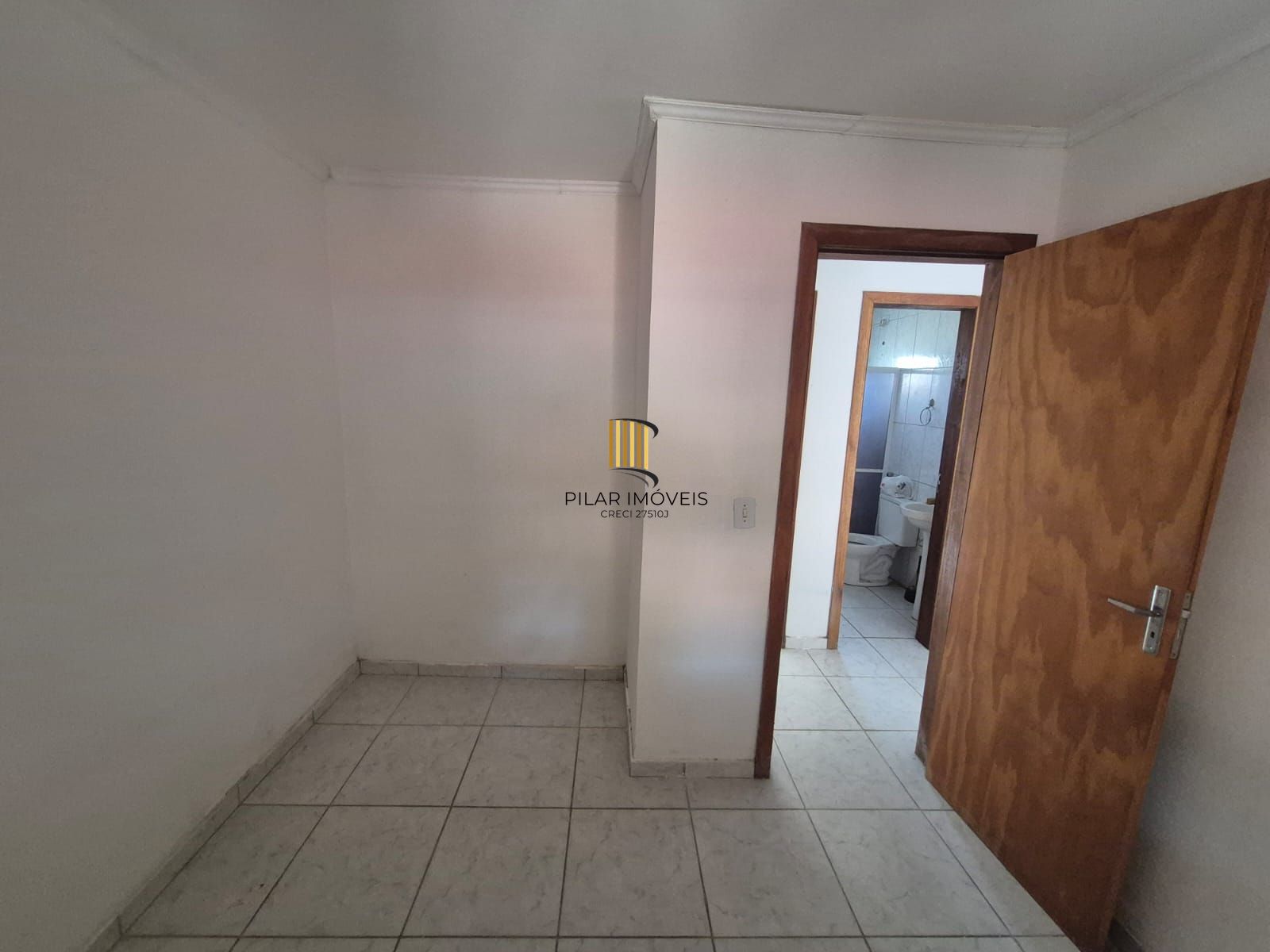 Casa de condomínio, 2 dormitórios, 1 banheiro e 1 vaga de garagem.