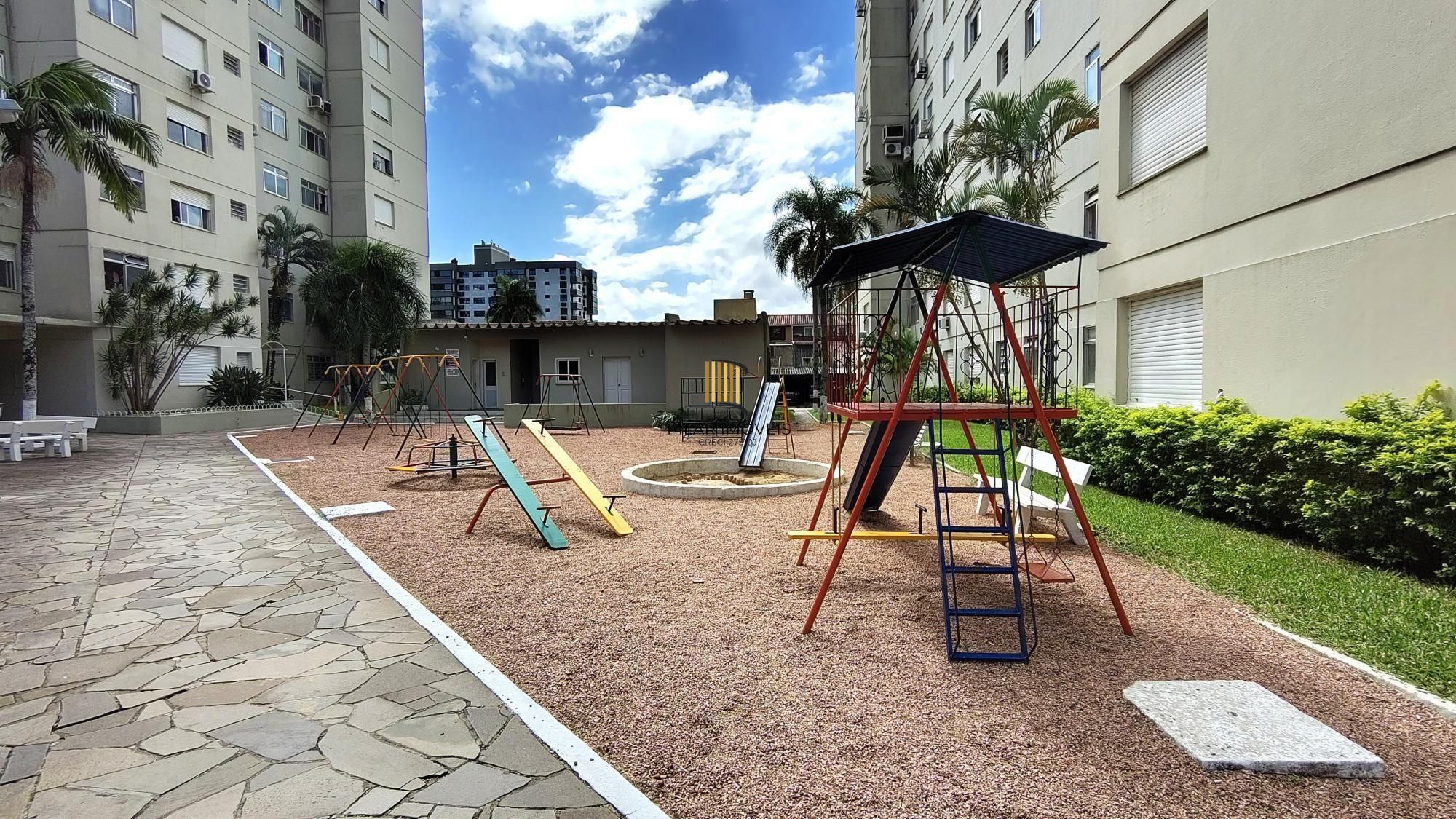 Apartamento de 2 dormitórios, 1 banheiro no bairro Trsiteza.