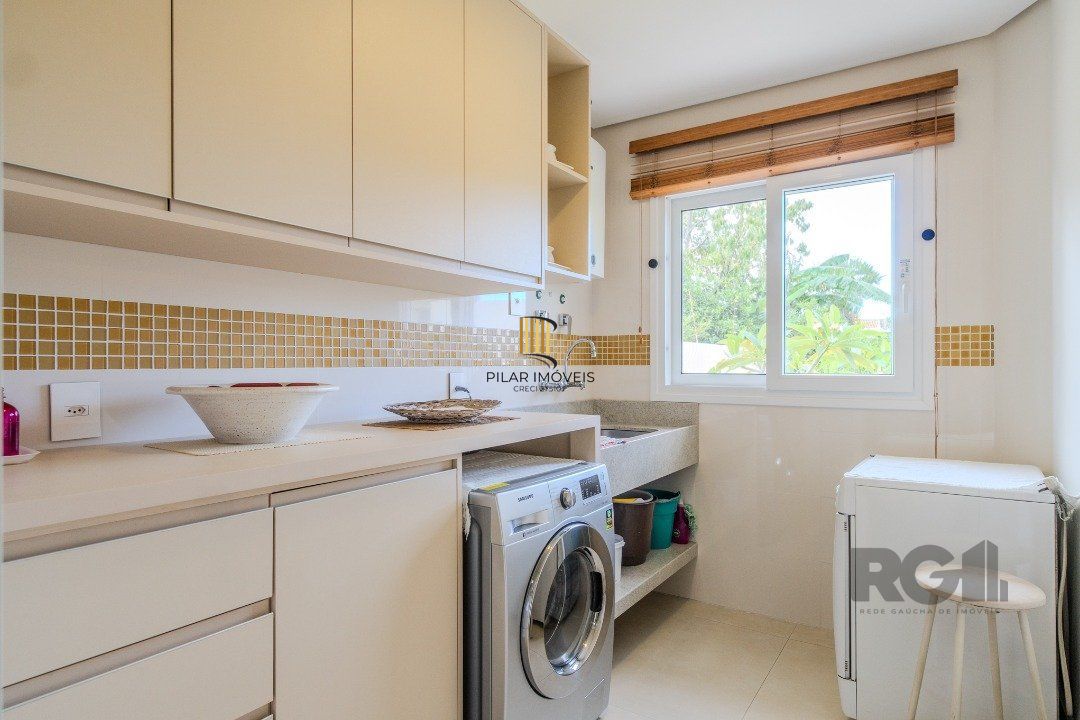Casa semimobiliada e possui 3 suítes (sendo 1 delas master com closet e hidro)