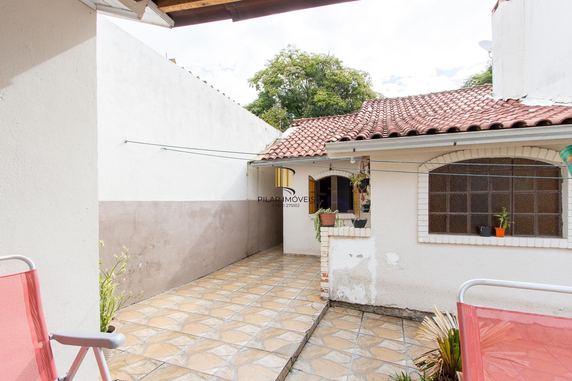 Casa de 4 dormitórios, 2 suítes, piscina, pátio e 2 vagas de garagem.