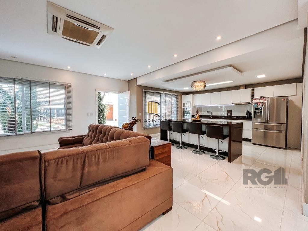 Excelente residência com aproximadamente 219m² privativos,