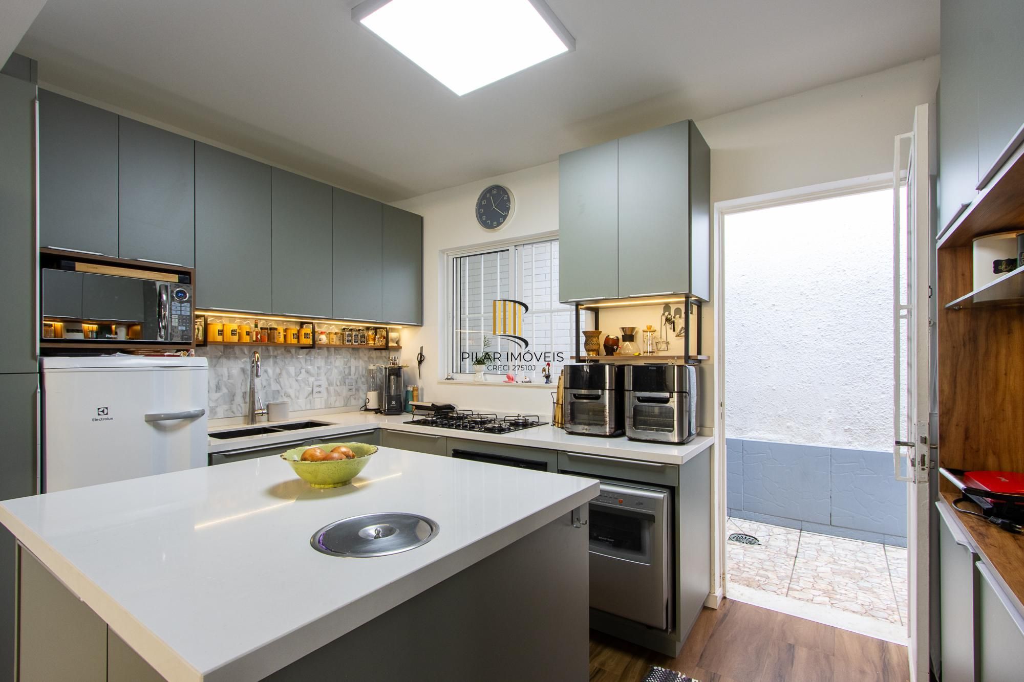 Linda casa totalmente reformada, 3 quartos (1 suite), 2 vagas cobertas - Bairro Nonoai