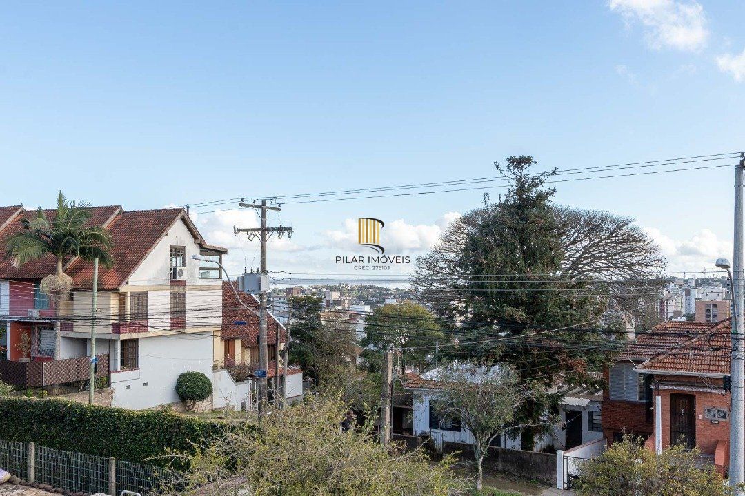 Casa com piscina em localização nobre no bairro Tristeza com vista para Rio Guaíba.
