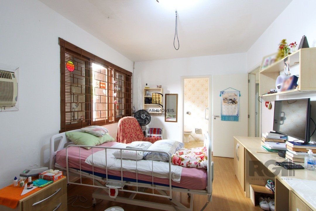 Casa térrea com  hall de entrada ,4 dormitórios