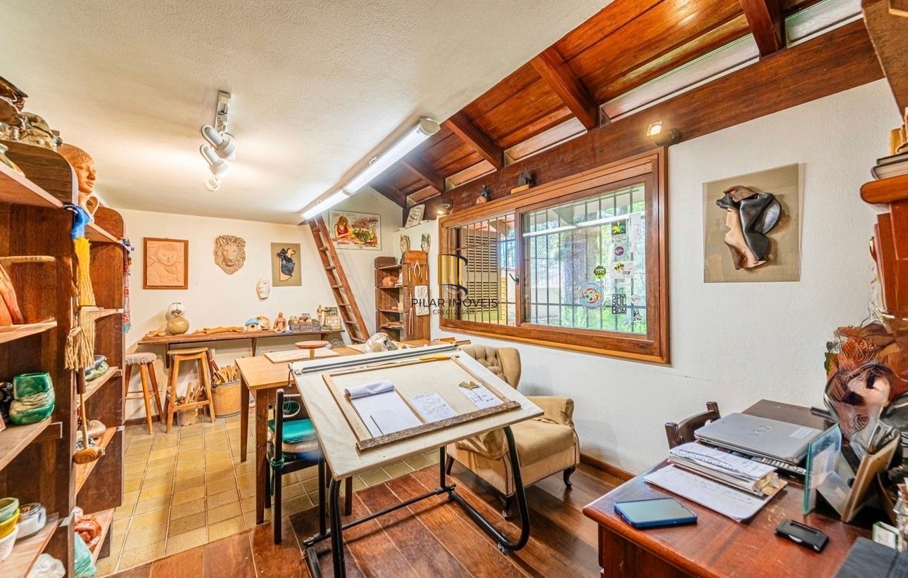 Casa com amplo terreno e grande área verde à venda no Jardim Isabel
