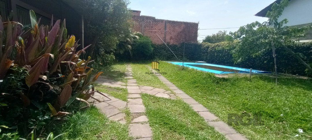 Casa de 3 dormitórios com piscina no Bairro Cristal.