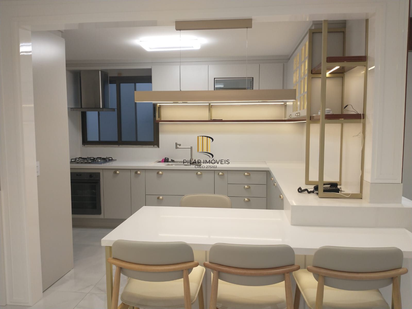 Apartamento 03 dormitórios, 01 suíte, 02 vagas individuais e cobertas, infraestrutura completa, Bairro Cristal